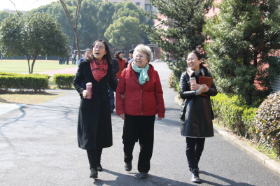 叶澜教授、校长漫步校园.jpg 叶澜教授、校长漫步校园.jpg