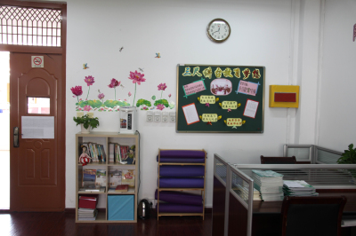 五年级办公室.jpg 五年级办公室.jpg