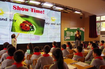 8校庆区级“情趣慧”课堂教学展示-吴月锋英语课.jpg 8校庆区级“情趣慧”课堂教学展示-吴月锋英语课.jpg