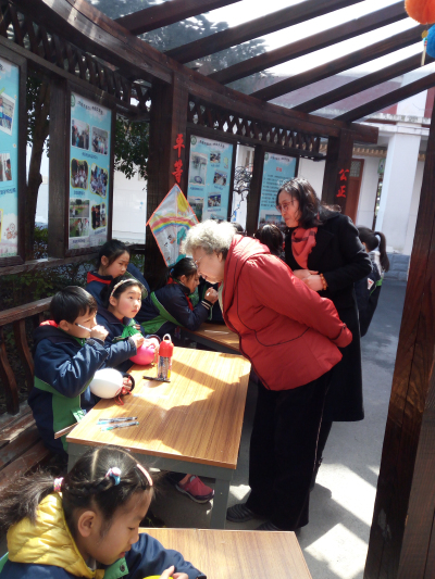 八角亭彩绘制作风筝.jpg 八角亭彩绘制作风筝.jpg