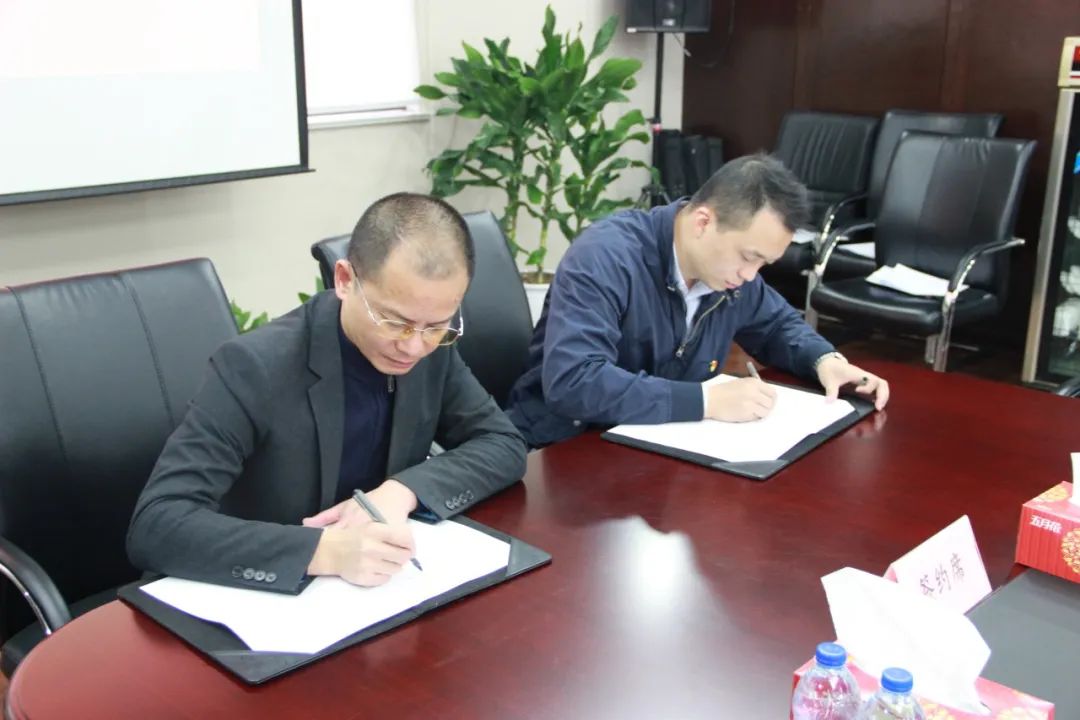 随后,工程二部,直管公房公司作为代表与公司总经理陈钟宇签订了《安全